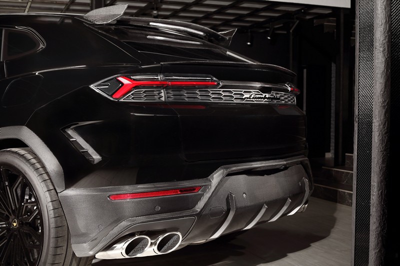 TopCar Rear Bumper Lower Section in Visible Carbon Fiber for Lamborghini Urus SE Light Pack